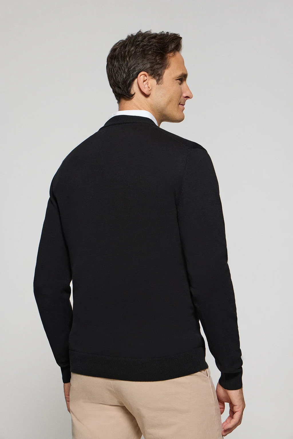 Jersey de punto negro con cuello de pico y bordado Rigby Go - Image 5