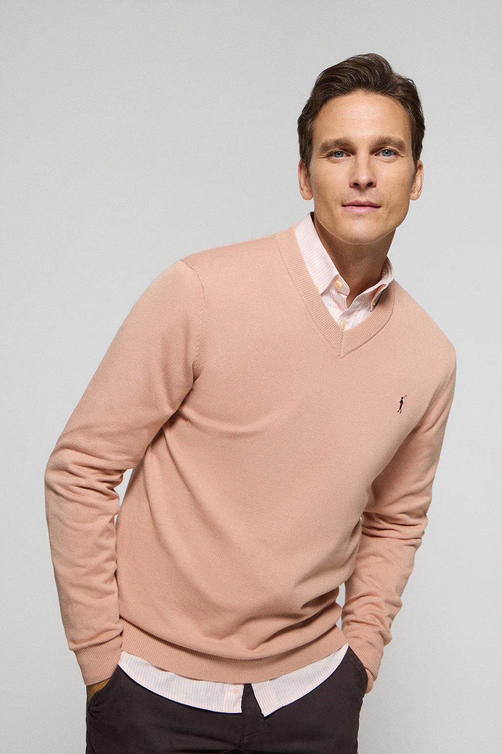 Jersey de punto rosa palo con cuello de pico y bordado Rigby Go - Image 4