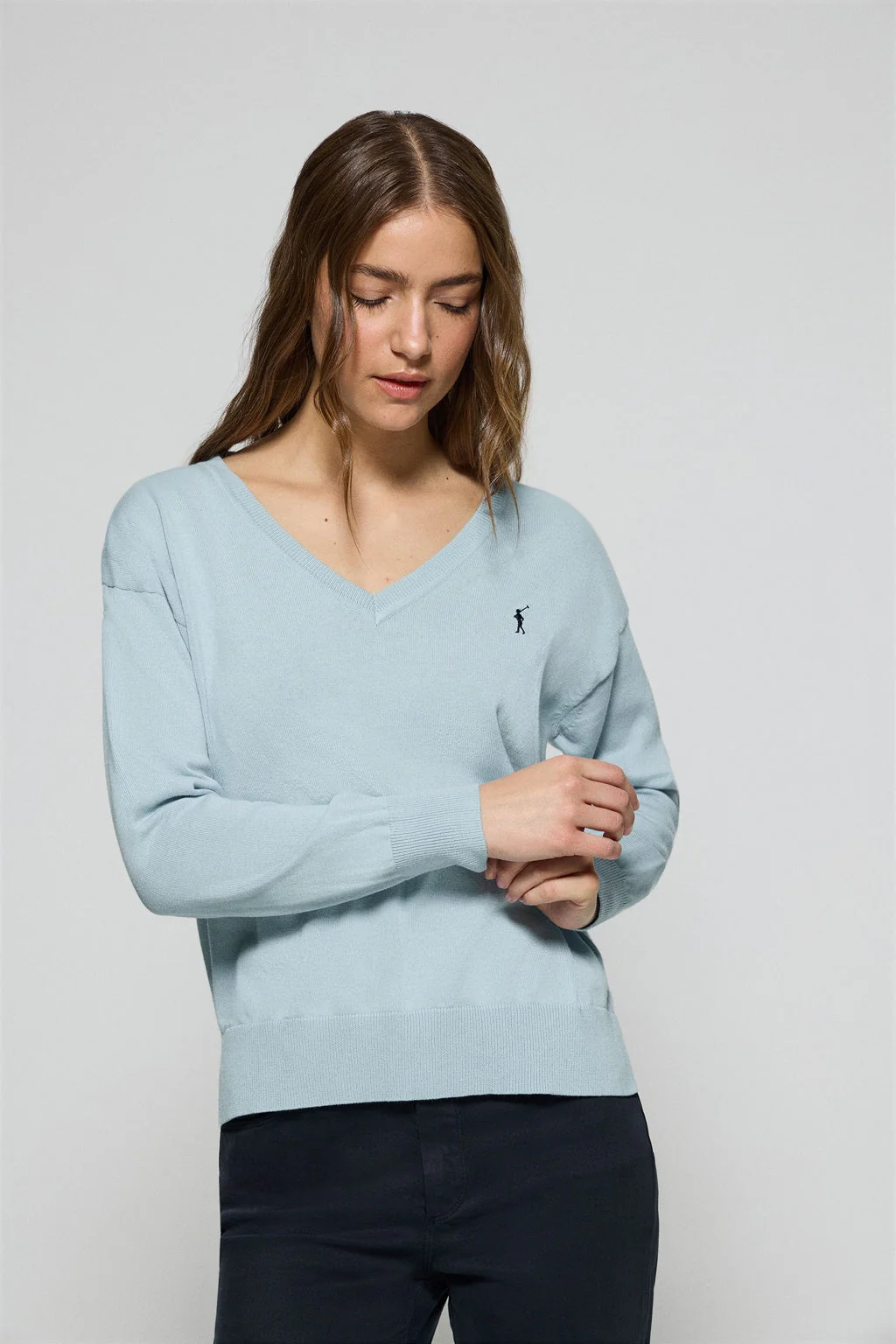 Jersey de punto azul claro con cuello de pico y logo bordado Rigby Go - Image 2