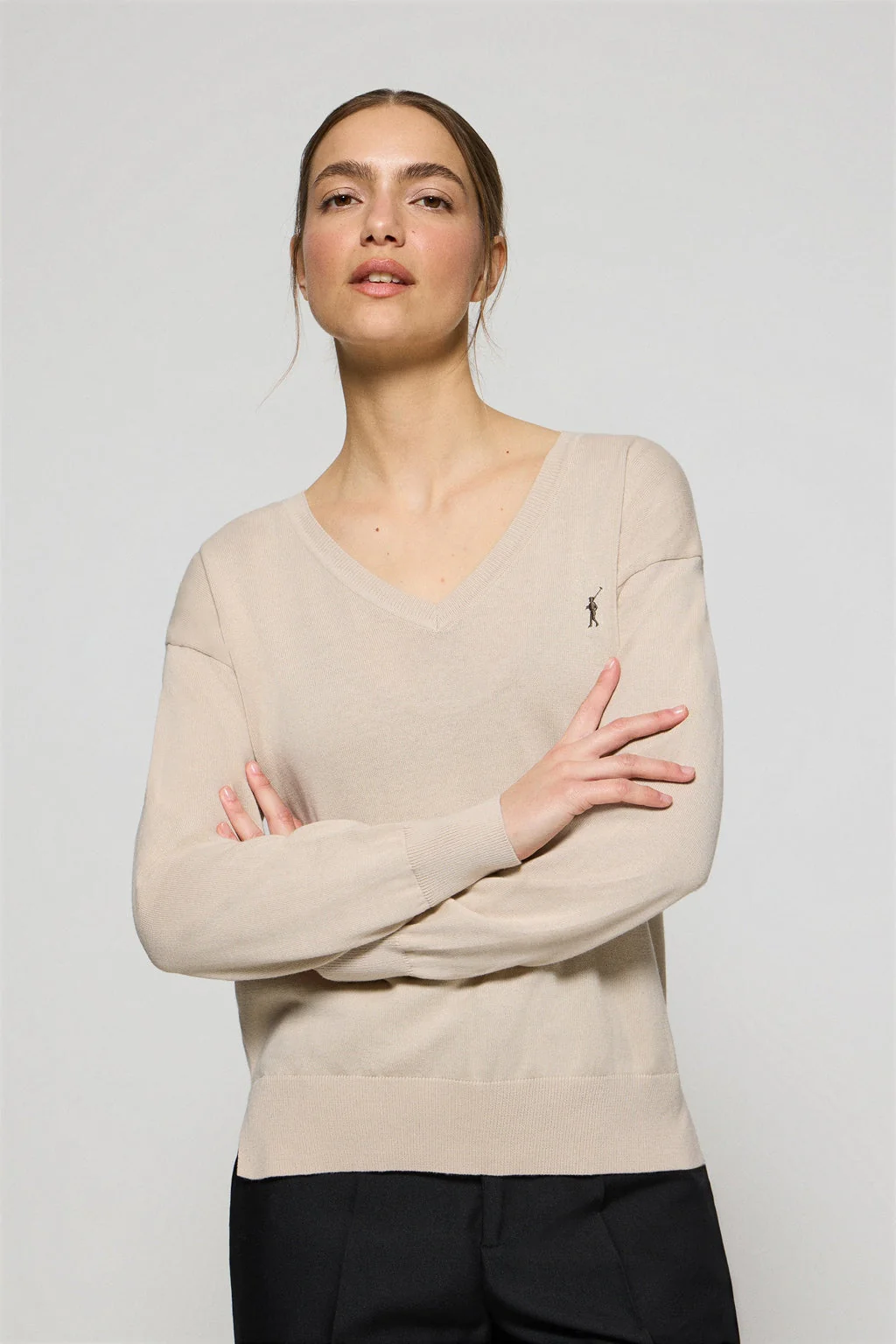 Jersey de punto beige con cuello de pico y logo bordado Rigby Go - Image 2