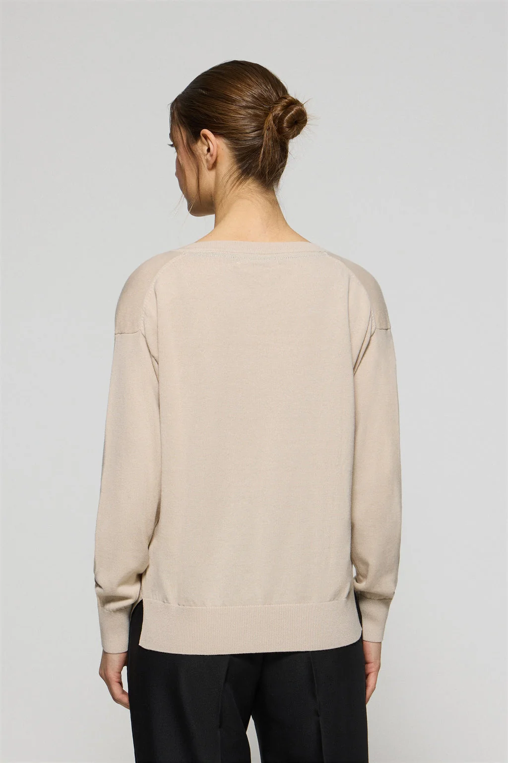 Jersey de punto beige con cuello de pico y logo bordado Rigby Go - Image 4