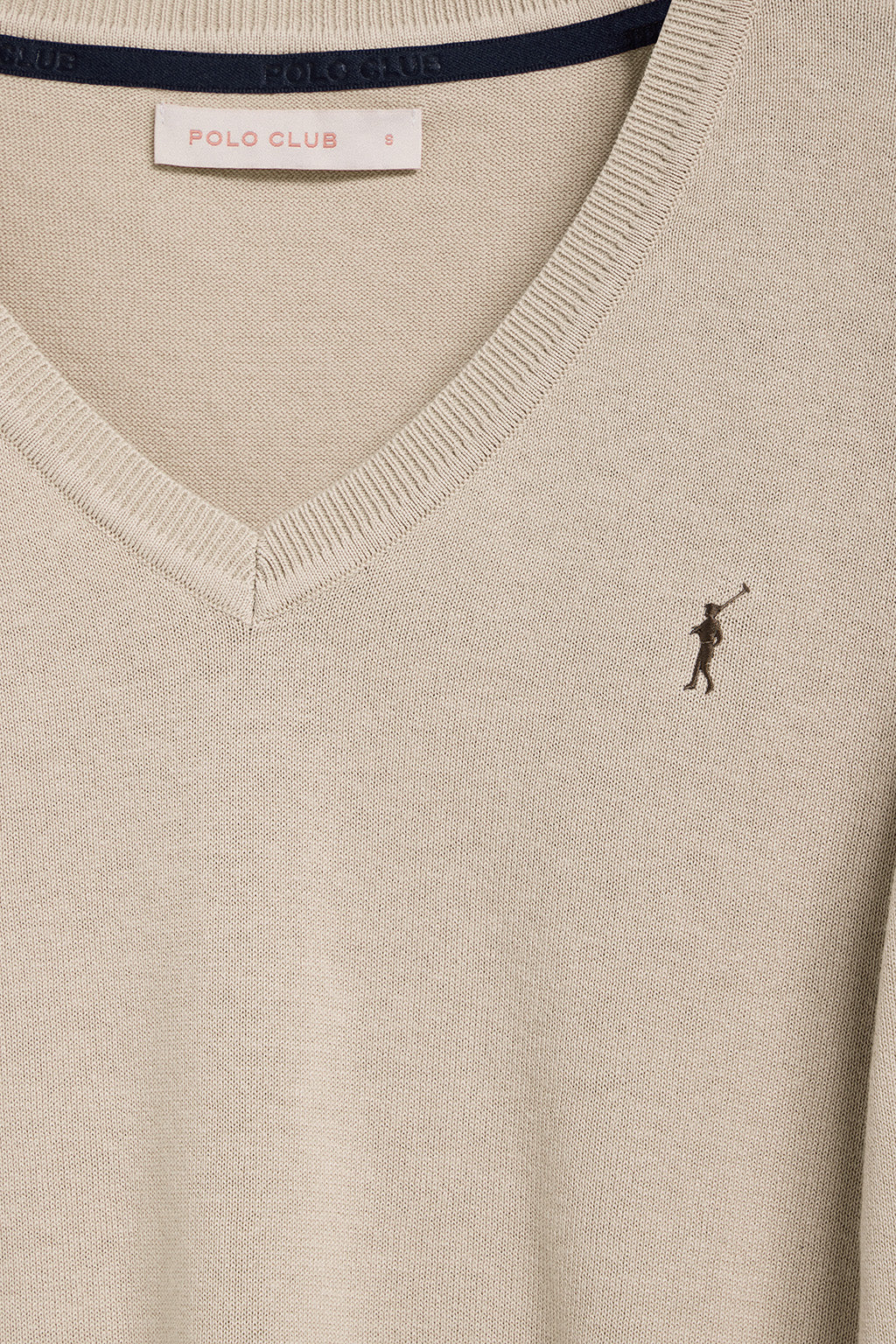 Jersey de punto beige con cuello de pico y logo bordado Rigby Go - Image 6