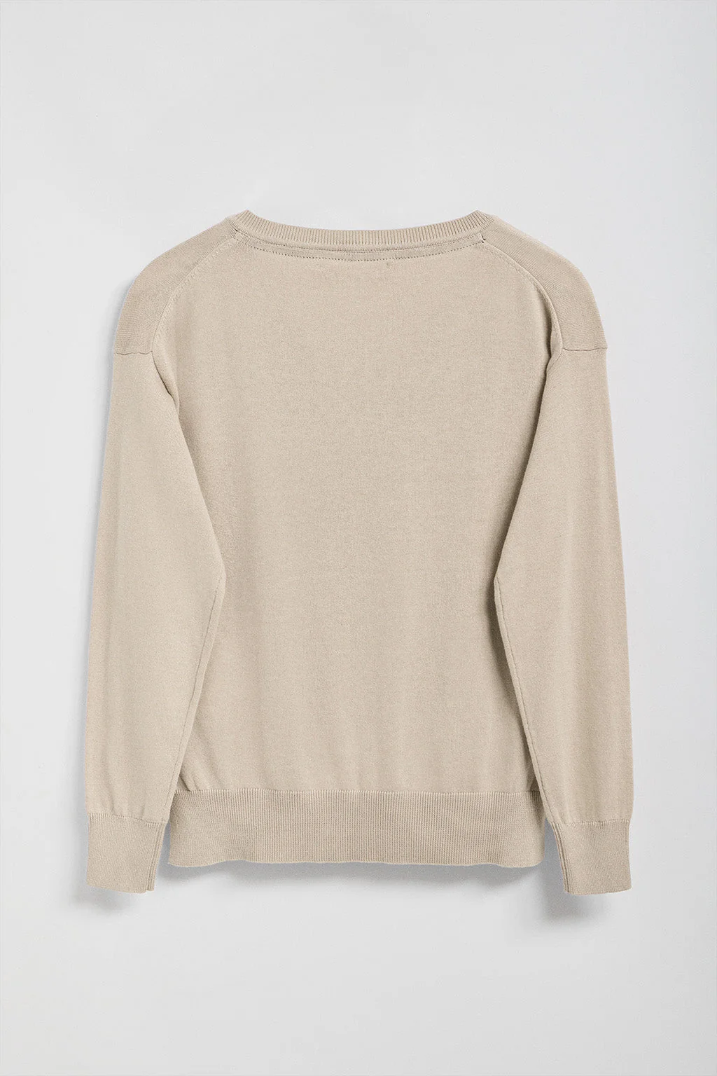 Jersey de punto beige con cuello de pico y logo bordado Rigby Go - Image 7