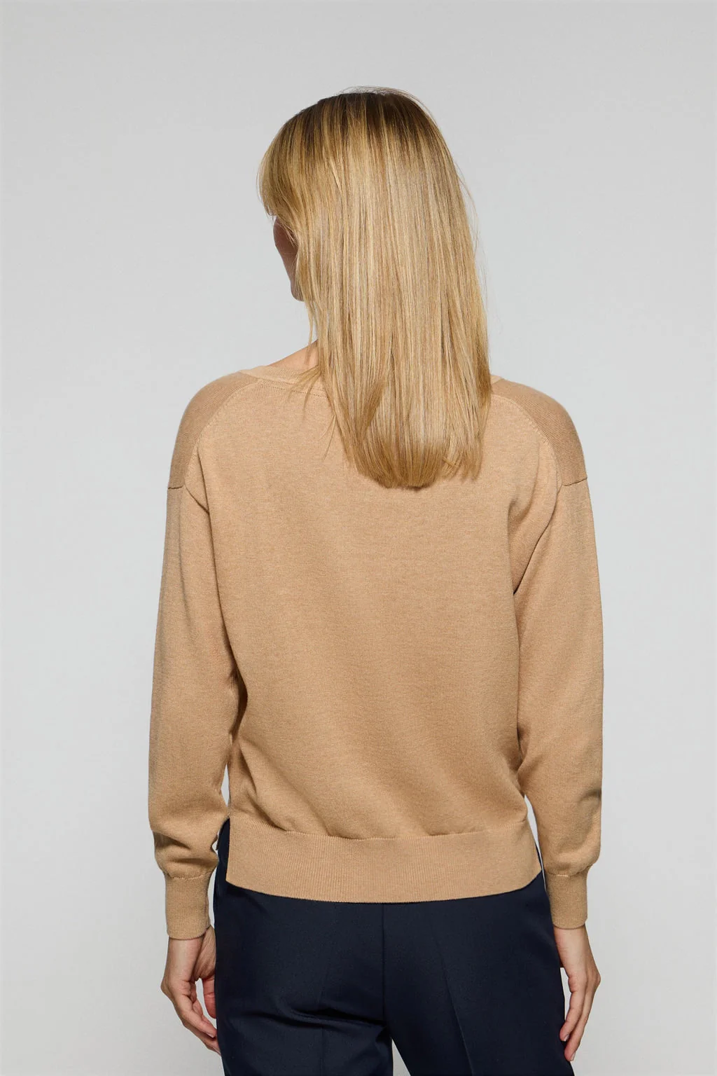Jersey de punto color caramelo vigoré con cuello de pico y logo bordado Rigby Go - Image 4