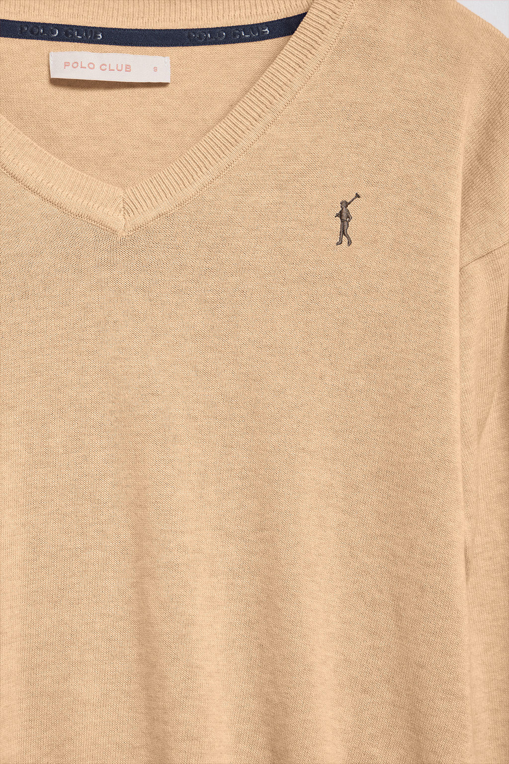 Jersey de punto color caramelo vigoré con cuello de pico y logo bordado Rigby Go - Image 6