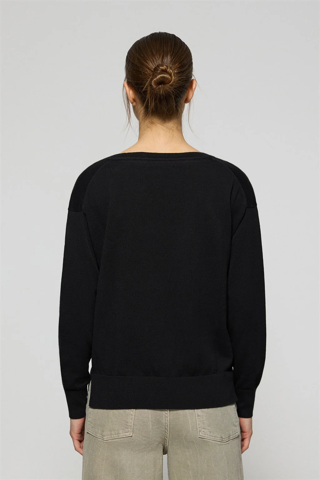 Jersey de punto negro con cuello de pico y logo bordado Rigby Go - Image 4