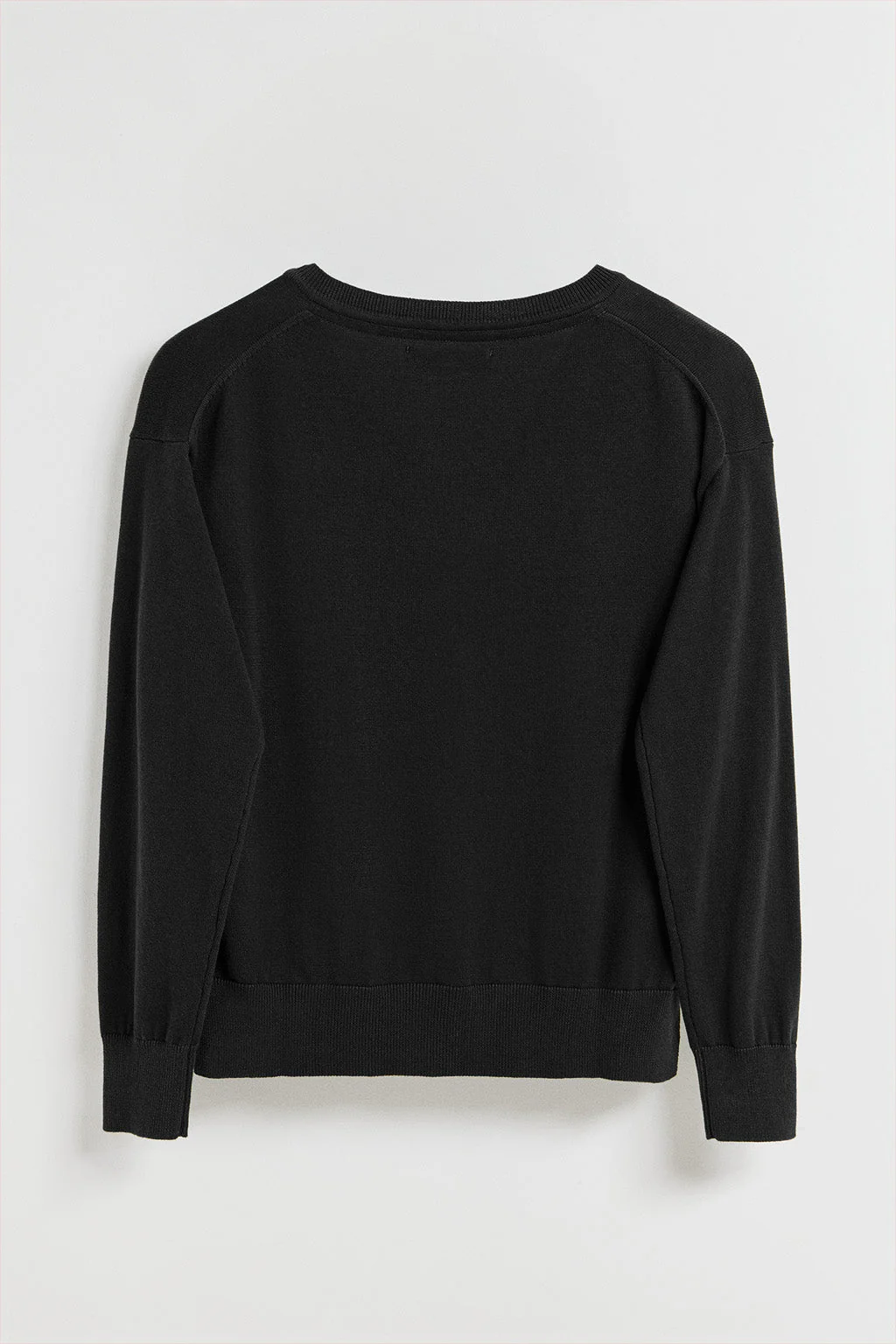Jersey de punto negro con cuello de pico y logo bordado Rigby Go - Image 7