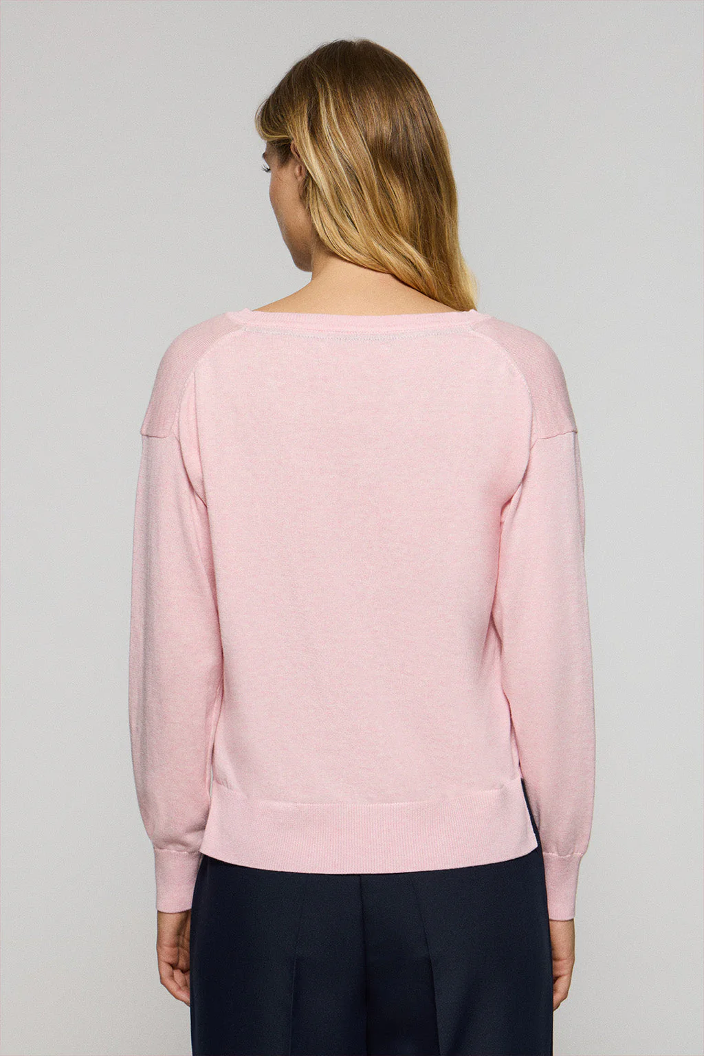 Jersey de punto color rosa vigoré con cuello de pico y logo bordado Rigby Go - Image 4