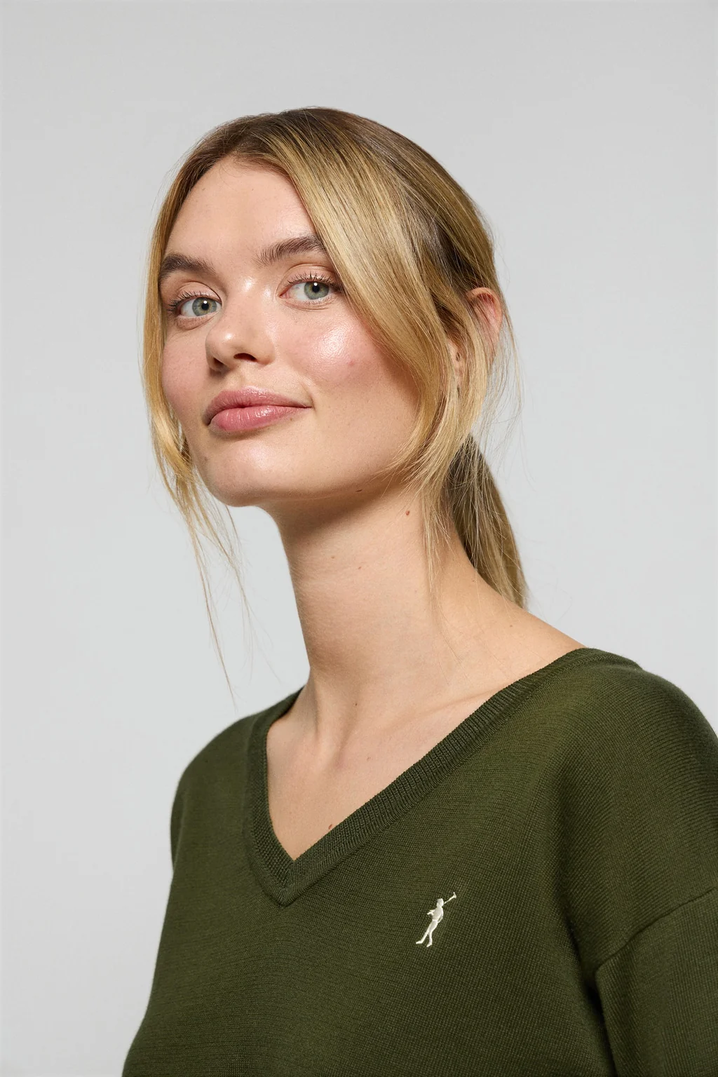 Jersey de punto verde oscuro con cuello de pico y logo bordado Rigby Go - Image 3