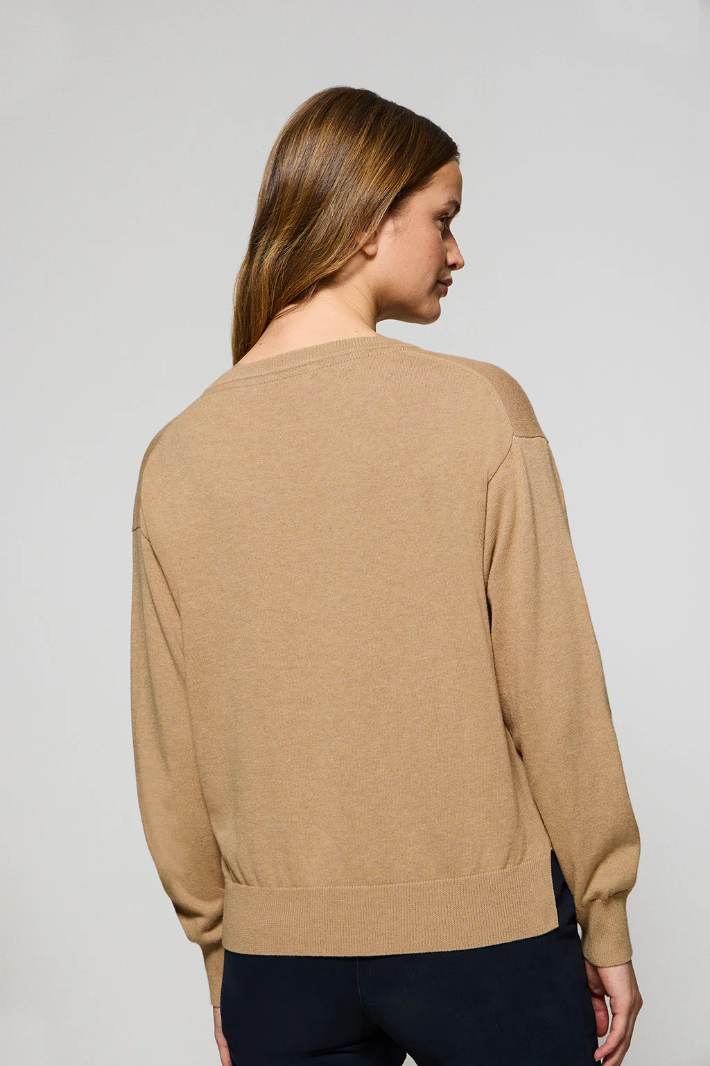 Jersey color caramelo vigoré de punto con cuello de pico y logo bordado Rigby Go - Image 4