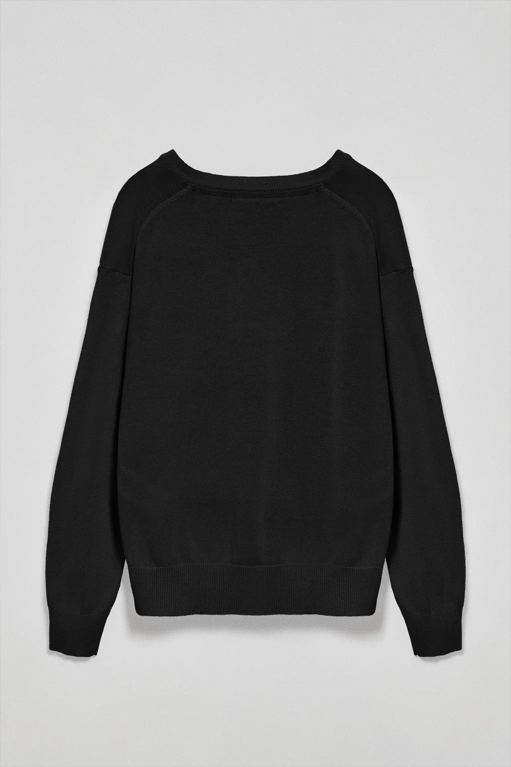Jersey negro de punto con cuello de pico y logo bordado Rigby Go - Image 7