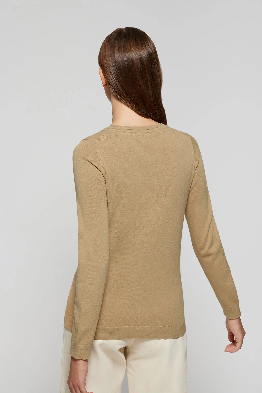 Jersey color camel de punto básico con cuello redondo y logo Rigby Go - Image 4
