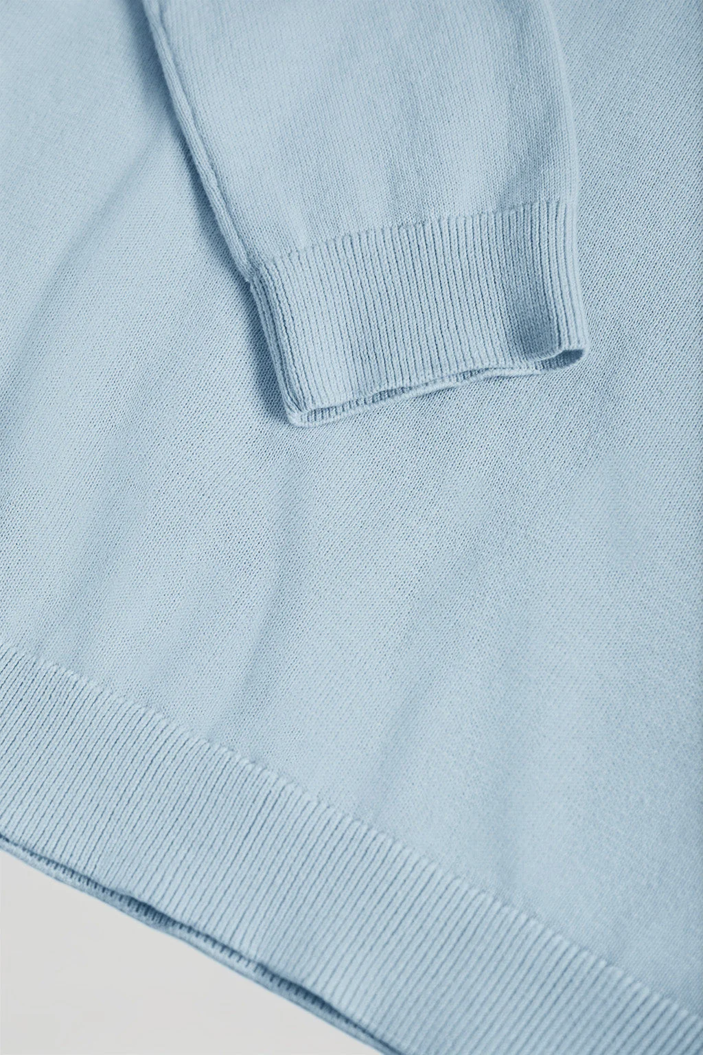 Jersey azul celeste de punto básico con cuello de pico y logo Rigby Go - Image 8