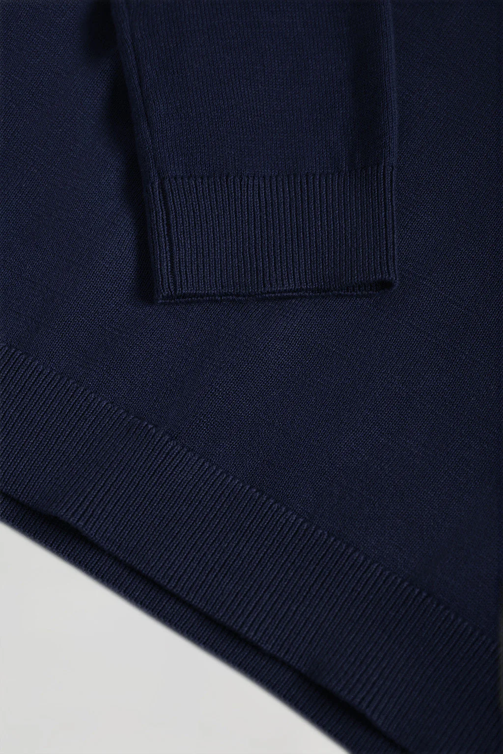 Jersey azul marino de punto básico con cuello de pico y logo Rigby Go - Image 8