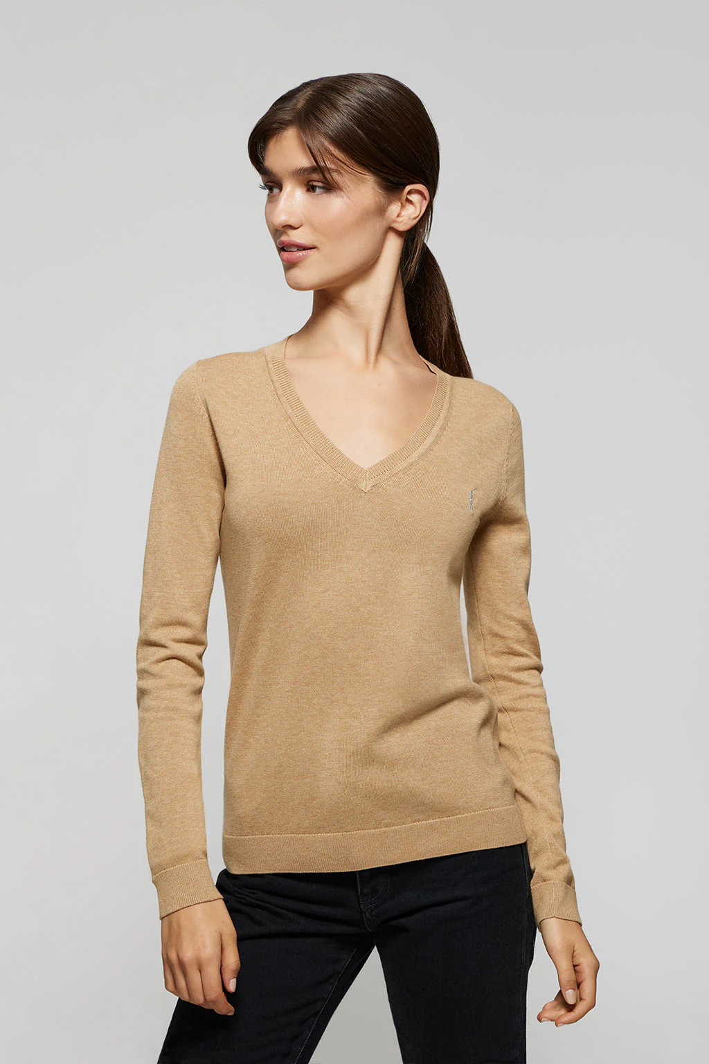 Jersey color caramelo de punto básico con cuello de pico y logo Rigby Go - Image 3