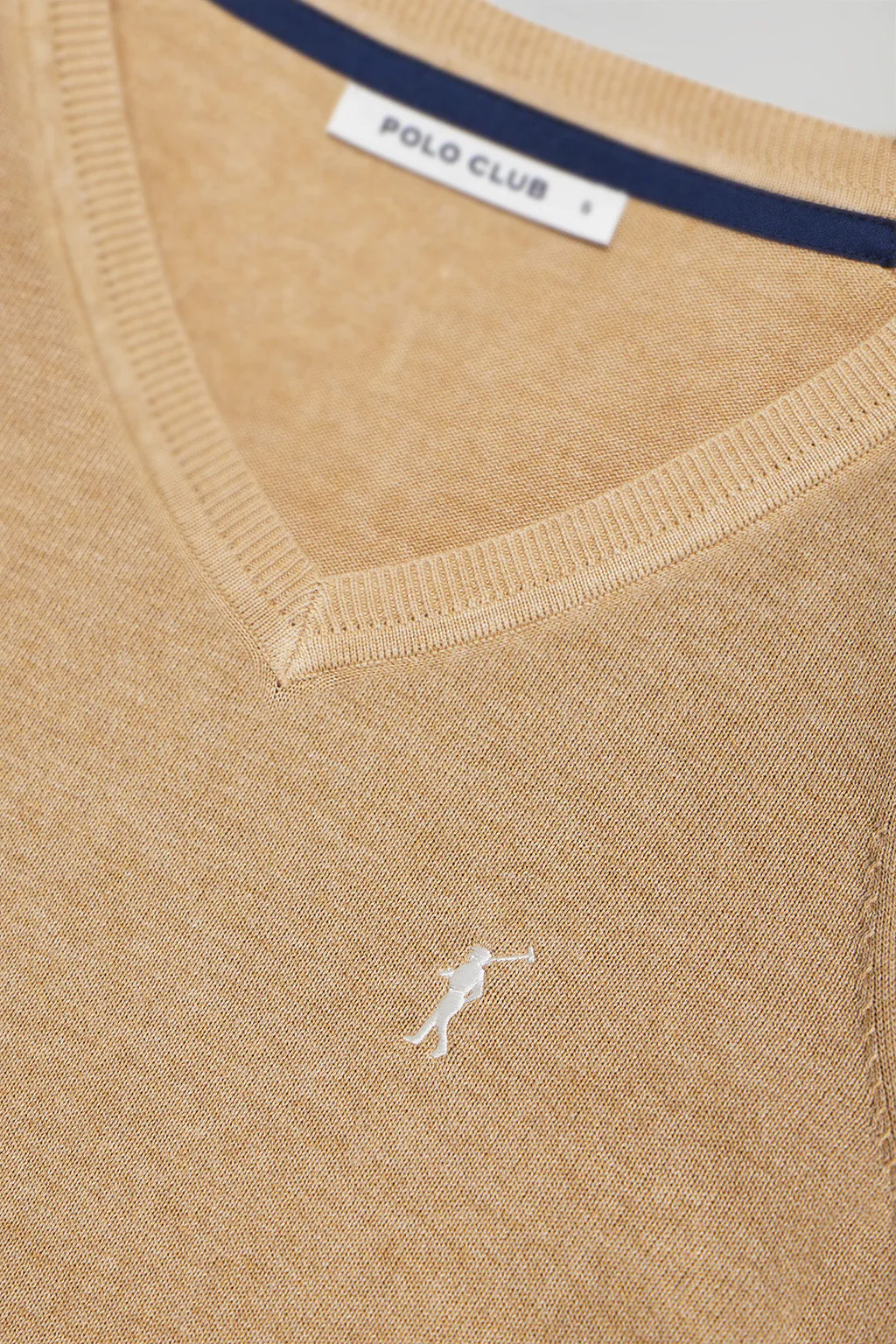 Jersey color caramelo de punto básico con cuello de pico y logo Rigby Go - Image 6