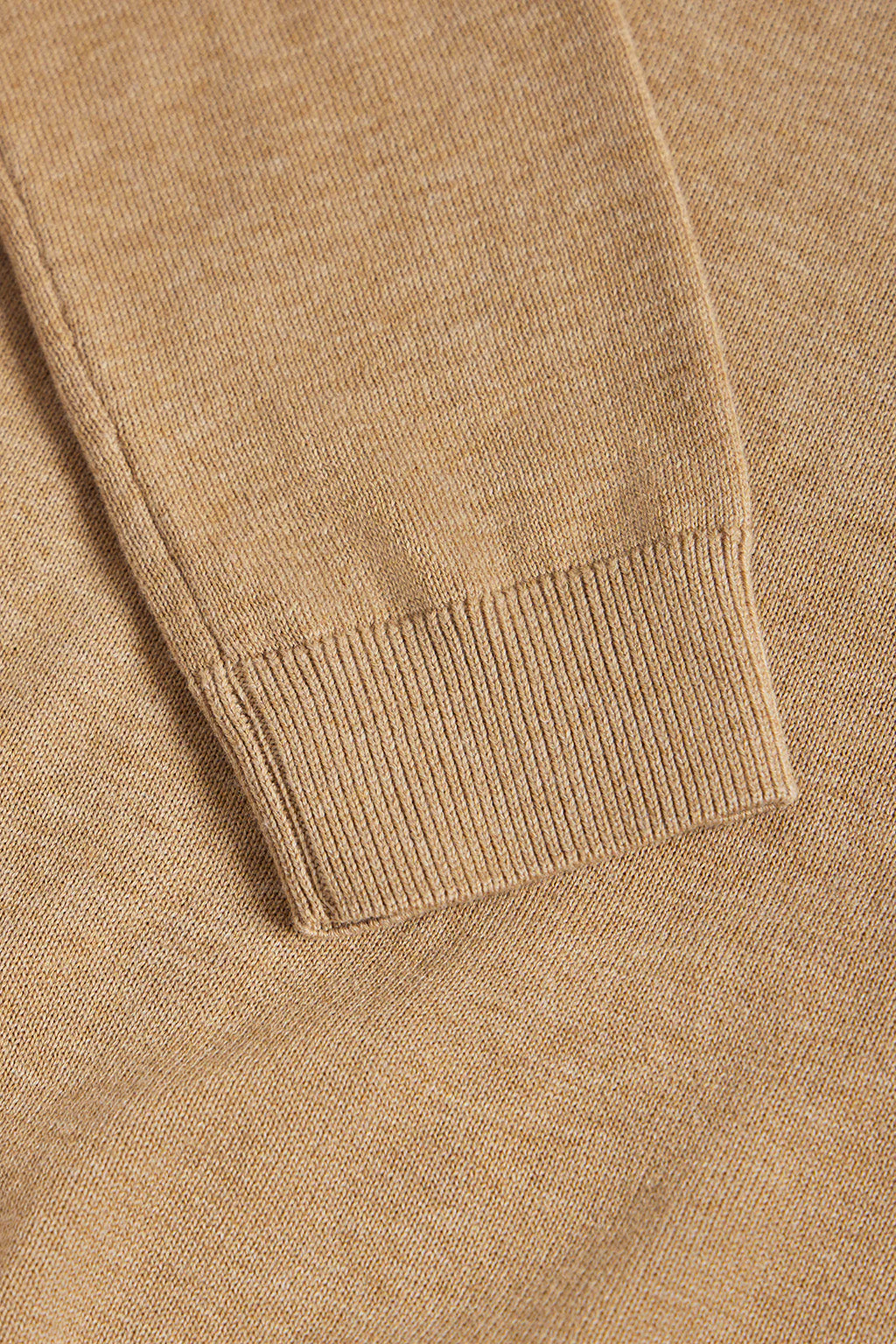 Jersey color caramelo de punto básico con cuello de pico y logo Rigby Go - Image 7