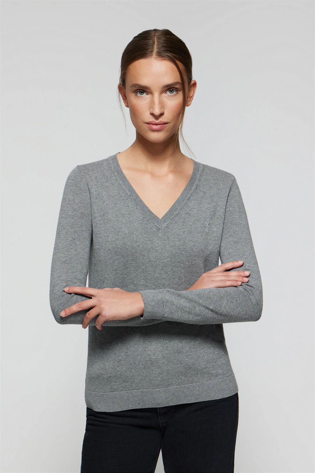Jersey gris vigoré de punto básico con cuello de pico y logo Rigby Go