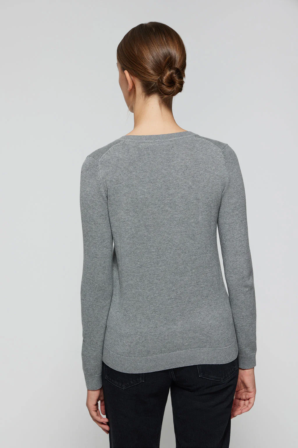 Jersey gris vigoré de punto básico con cuello de pico y logo Rigby Go - Image 4