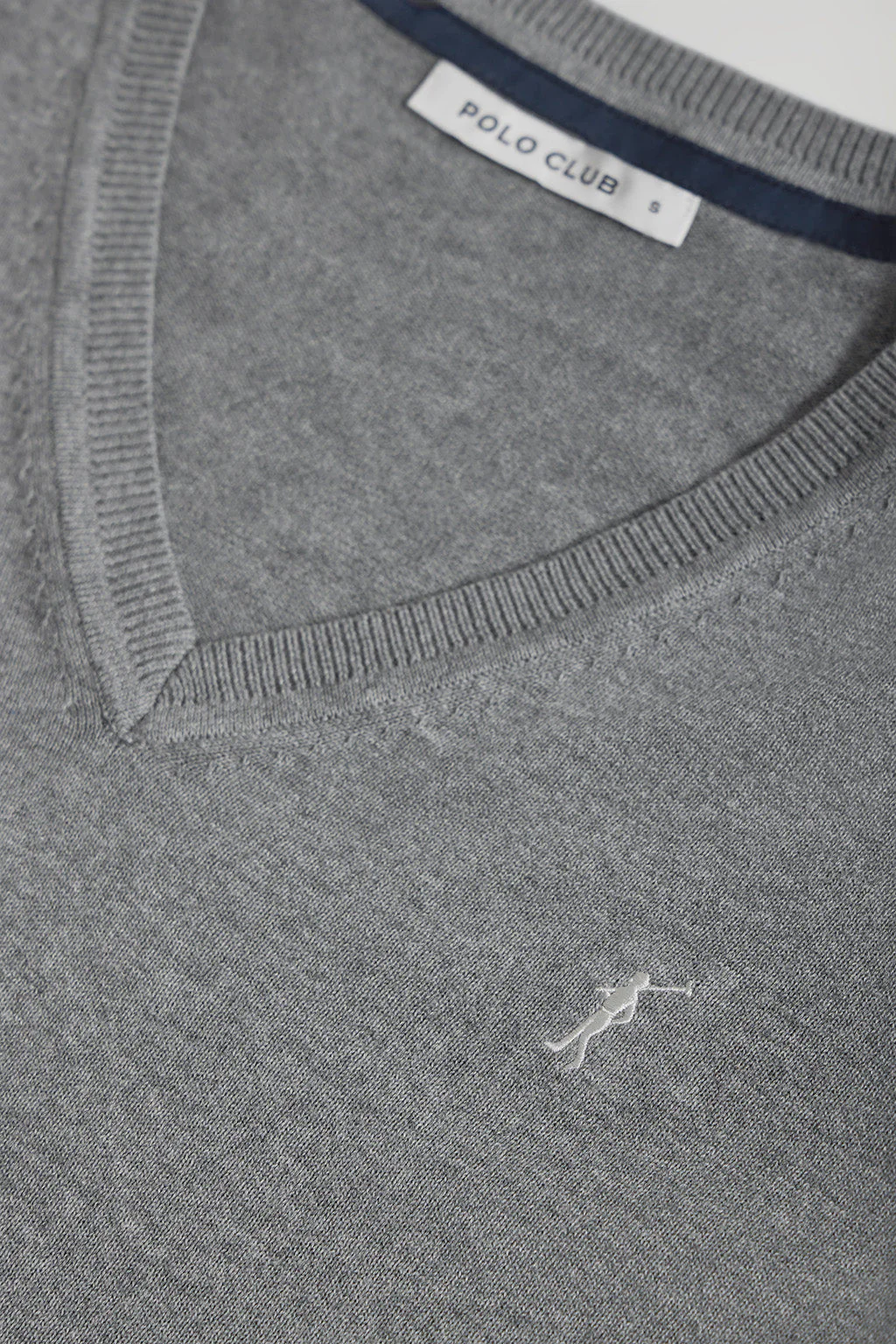 Jersey gris vigoré de punto básico con cuello de pico y logo Rigby Go - Image 6