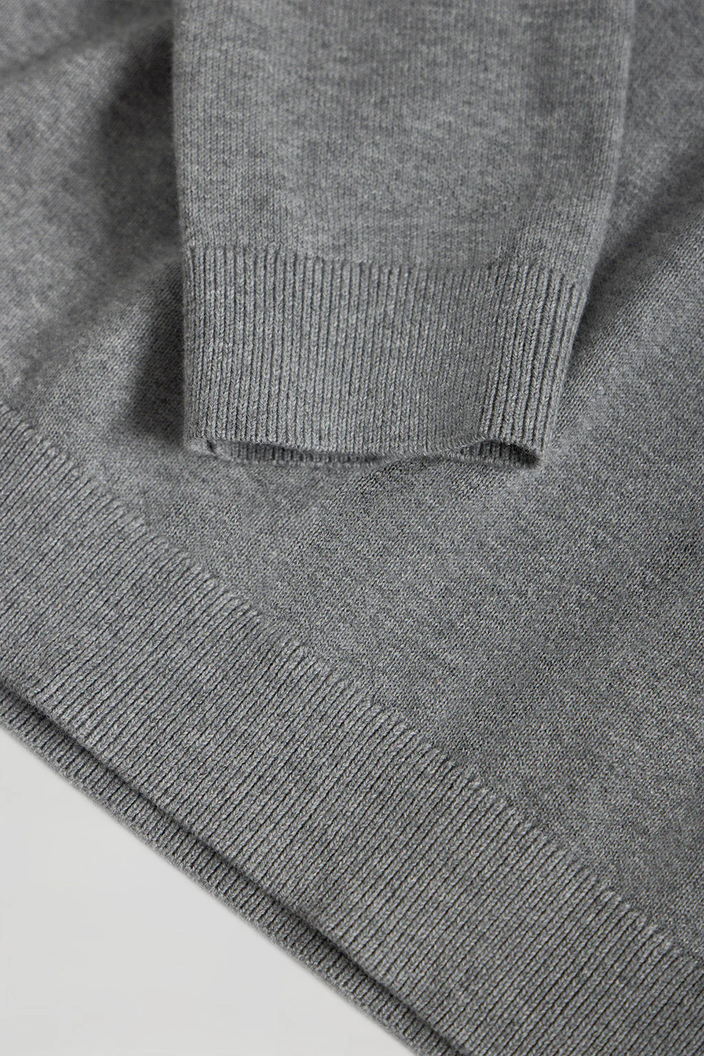 Jersey gris vigoré de punto básico con cuello de pico y logo Rigby Go - Image 7