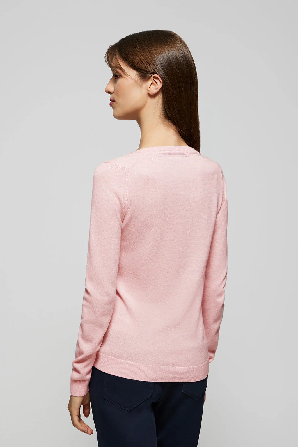 Jersey rosa de punto básico con cuello de pico y logo Rigby Go - Image 4