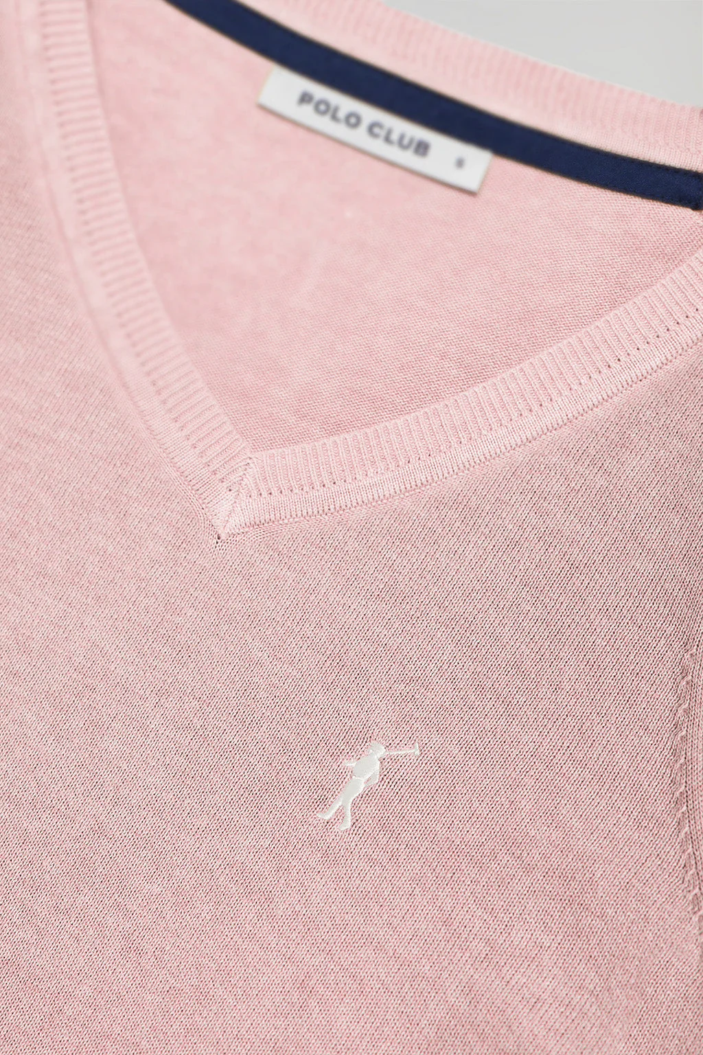 Jersey rosa de punto básico con cuello de pico y logo Rigby Go - Image 7