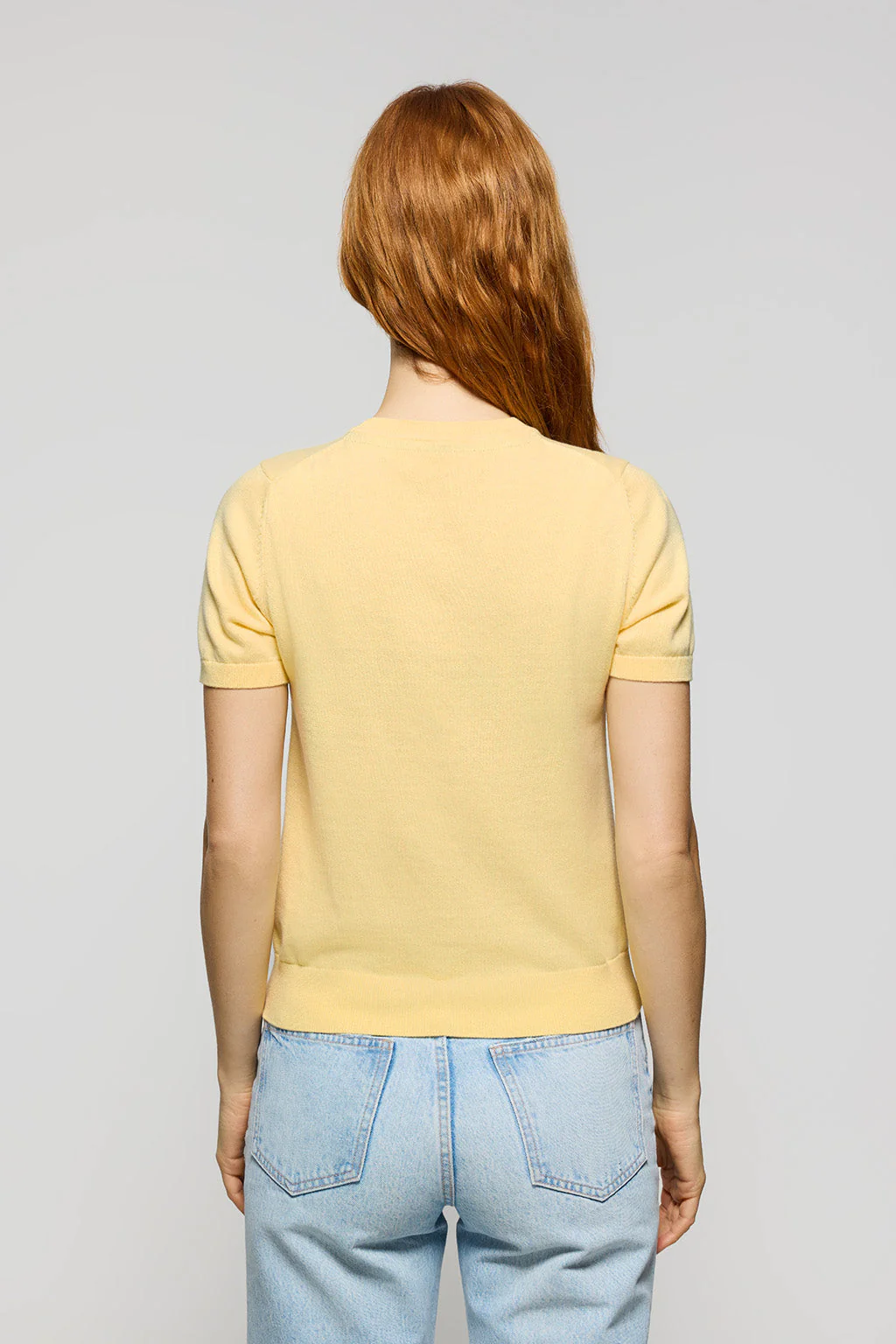 Jersey amarillo suave de punto con cuello redondo de manga corta y logo Rigby Go - Image 4