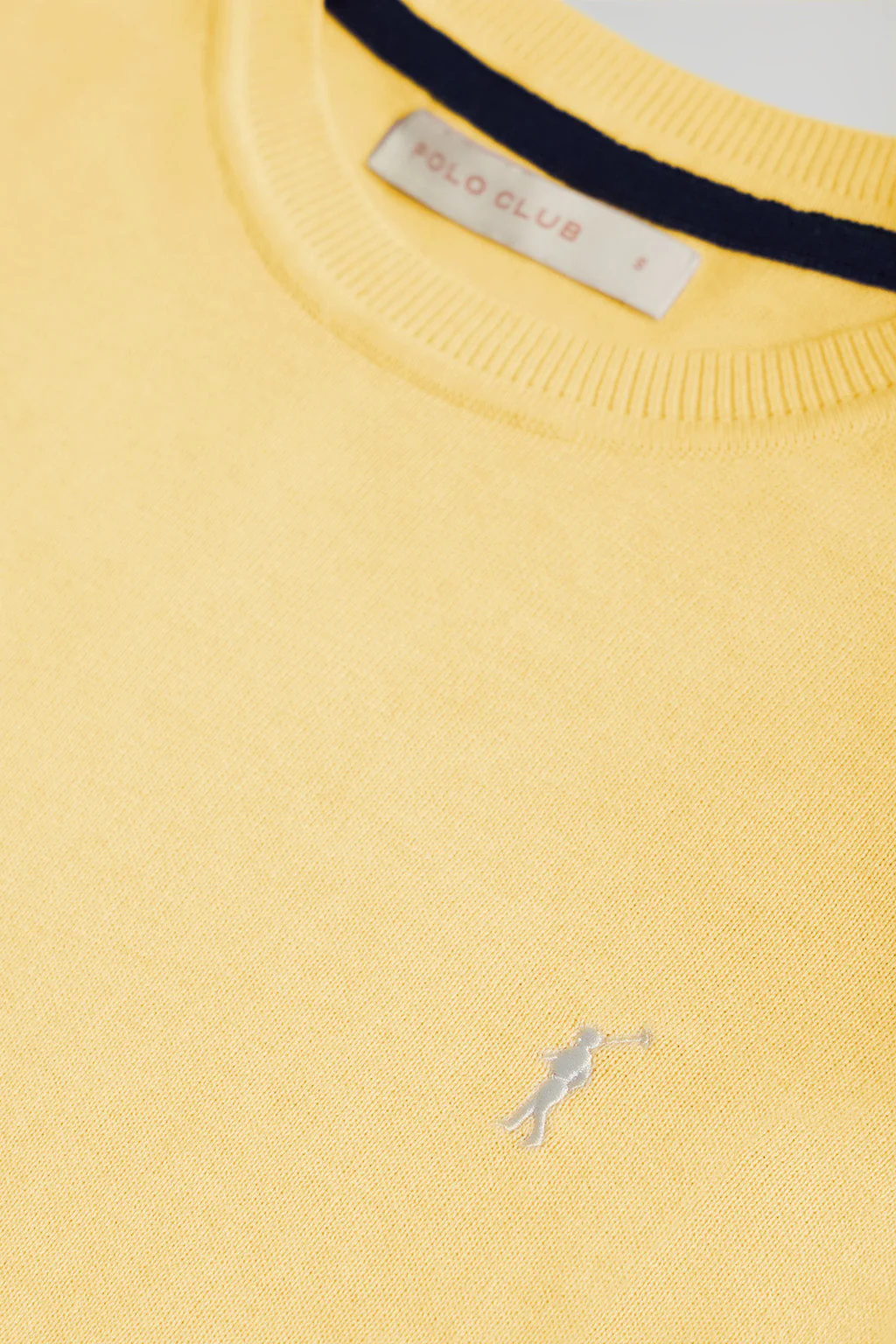 Jersey amarillo suave de punto con cuello redondo de manga corta y logo Rigby Go - Image 6