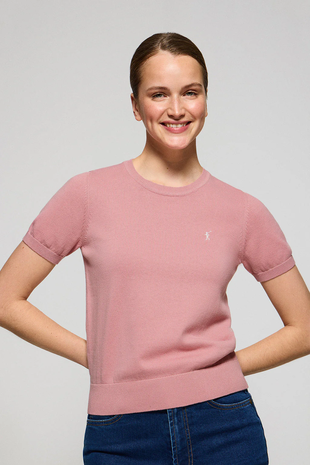 Jersey rosa empolvado de punto con cuello redondo de manga corta y bordado Rigby Go