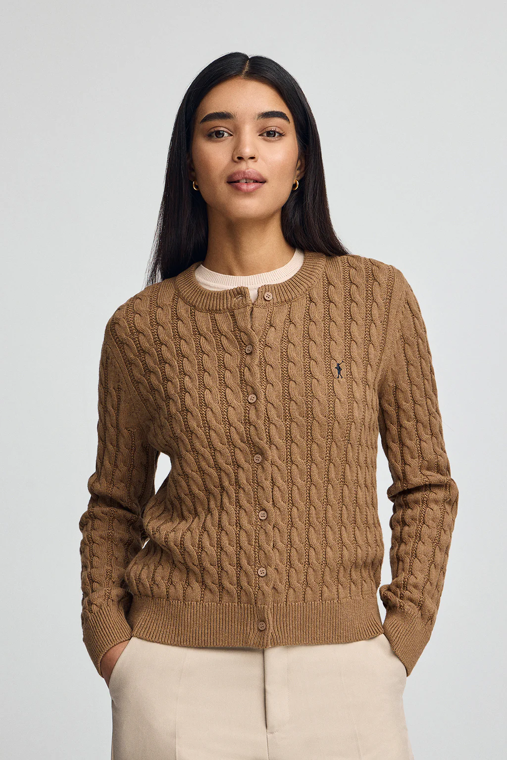 Cárdigan camel vigoré de punto trenzado con bordado Rigby Go