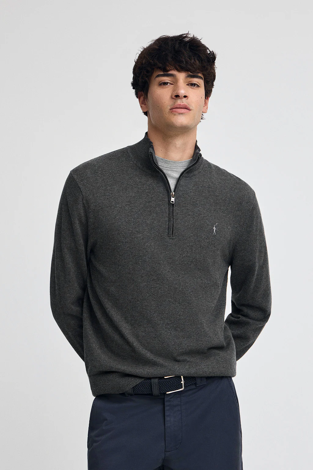 Jersey gris oscuro vigoré de algodón con cuello de media cremallera y bordado Rigby Go