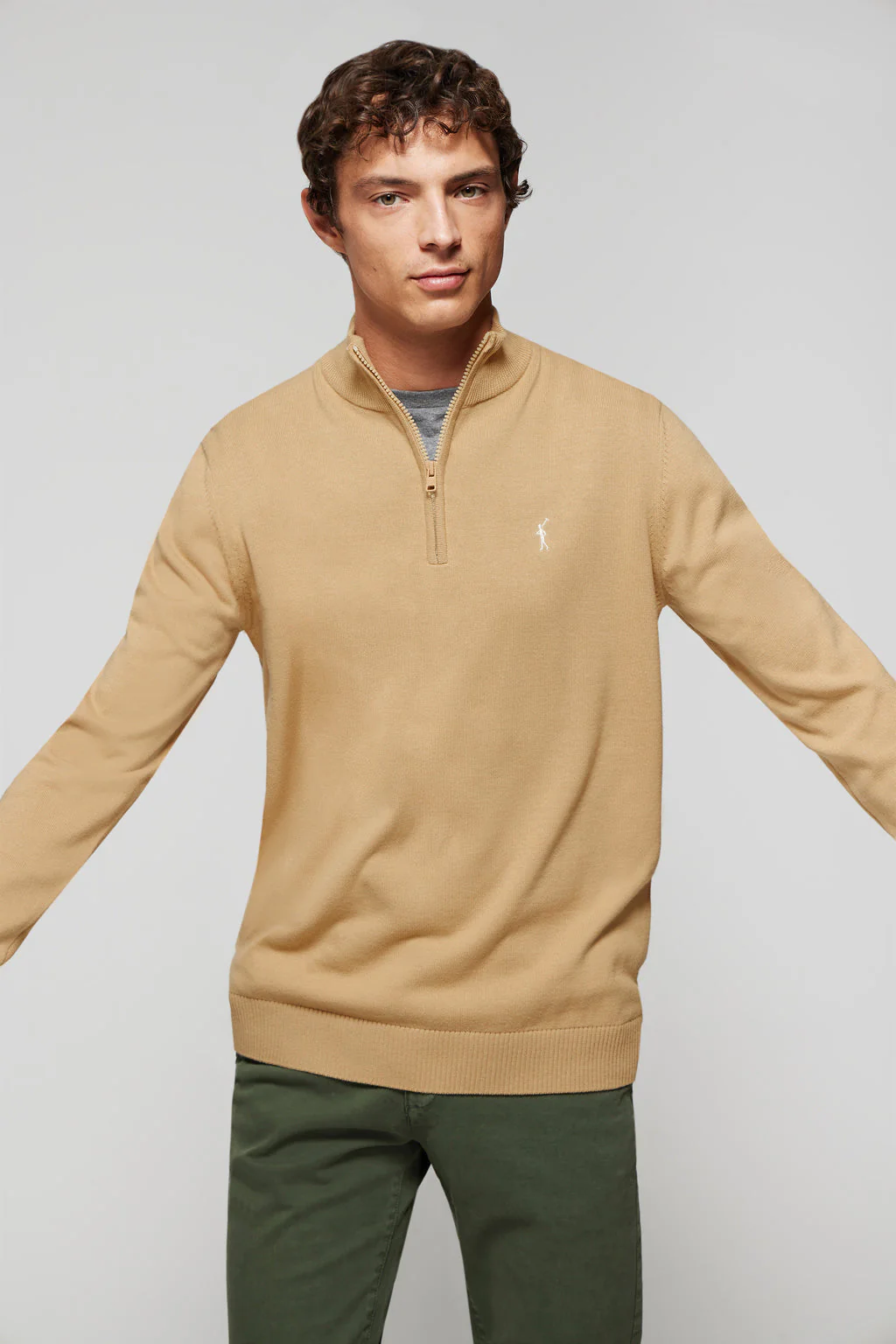 Jersey color camel de punto de cuello subido y cremallera y logo Rigby Go - Image 4
