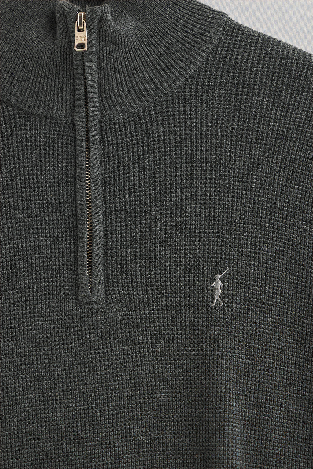 Jersey gris oscuro vigoré de media cremallera con estructura waffle y bordado Rigby Go - Image 6