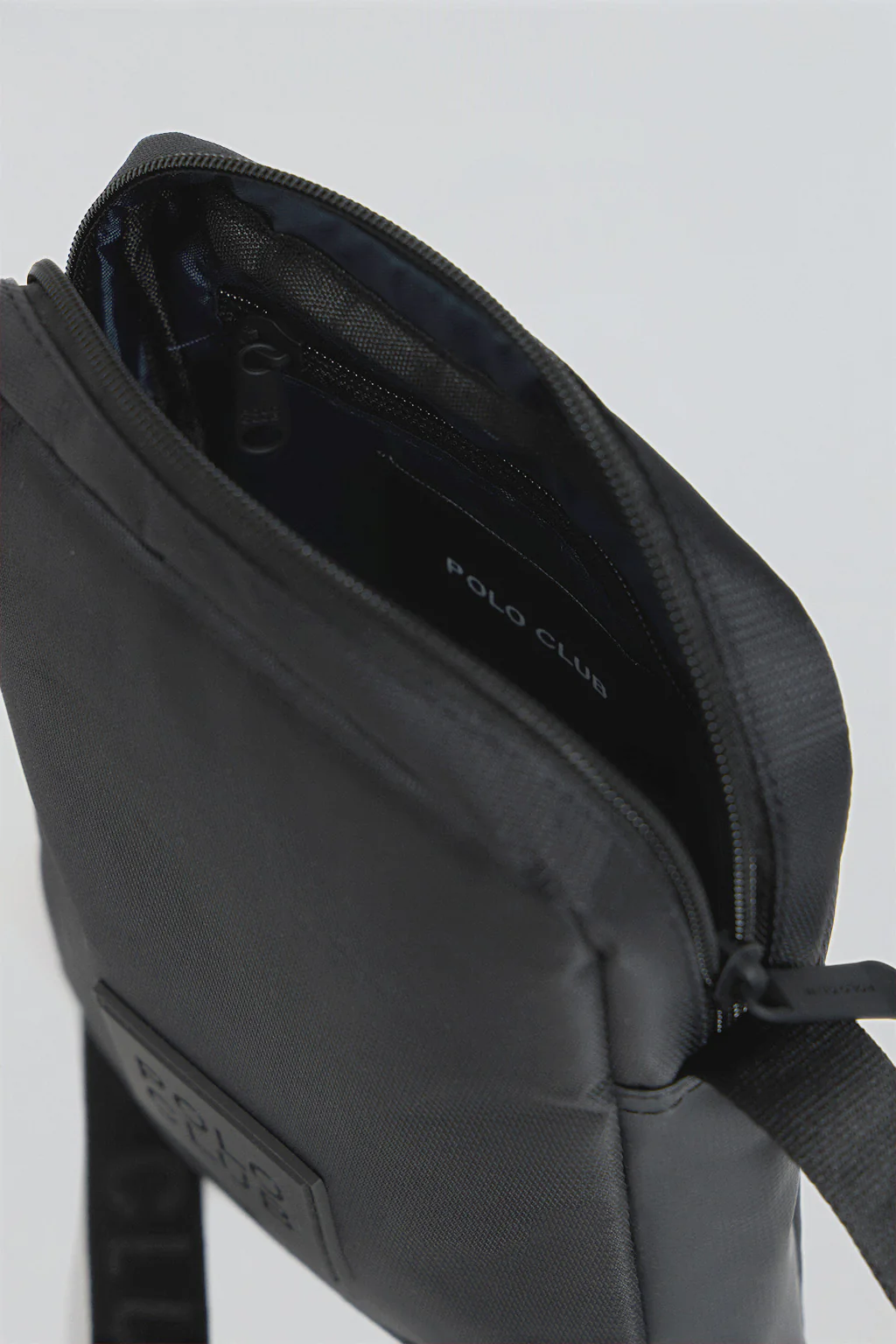 Bolso bandolera negra Riverdale con parche engomado Polo Club - Image 5