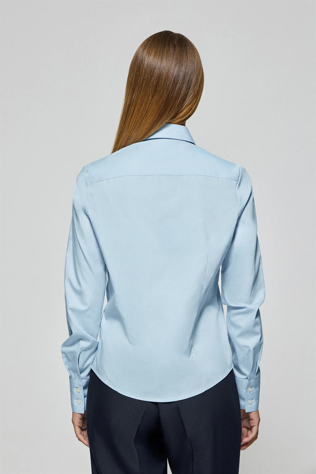 Pack de dos camisas azul celeste y blanco con logo Rigby Go - Image 10