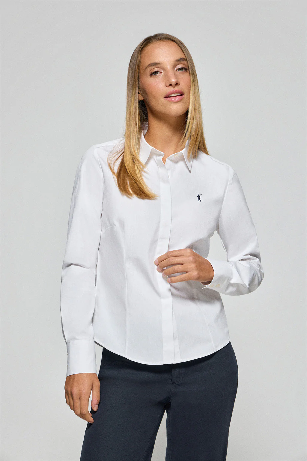 Pack de dos camisas azul celeste y blanco con logo Rigby Go - Image 2