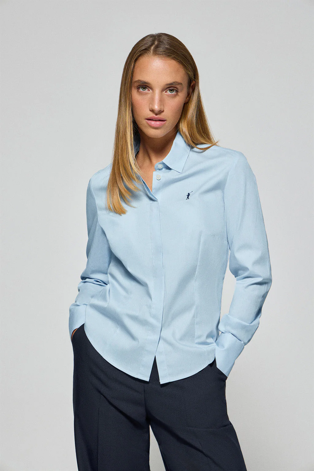 Pack de dos camisas azul celeste y blanco con logo Rigby Go - Image 7
