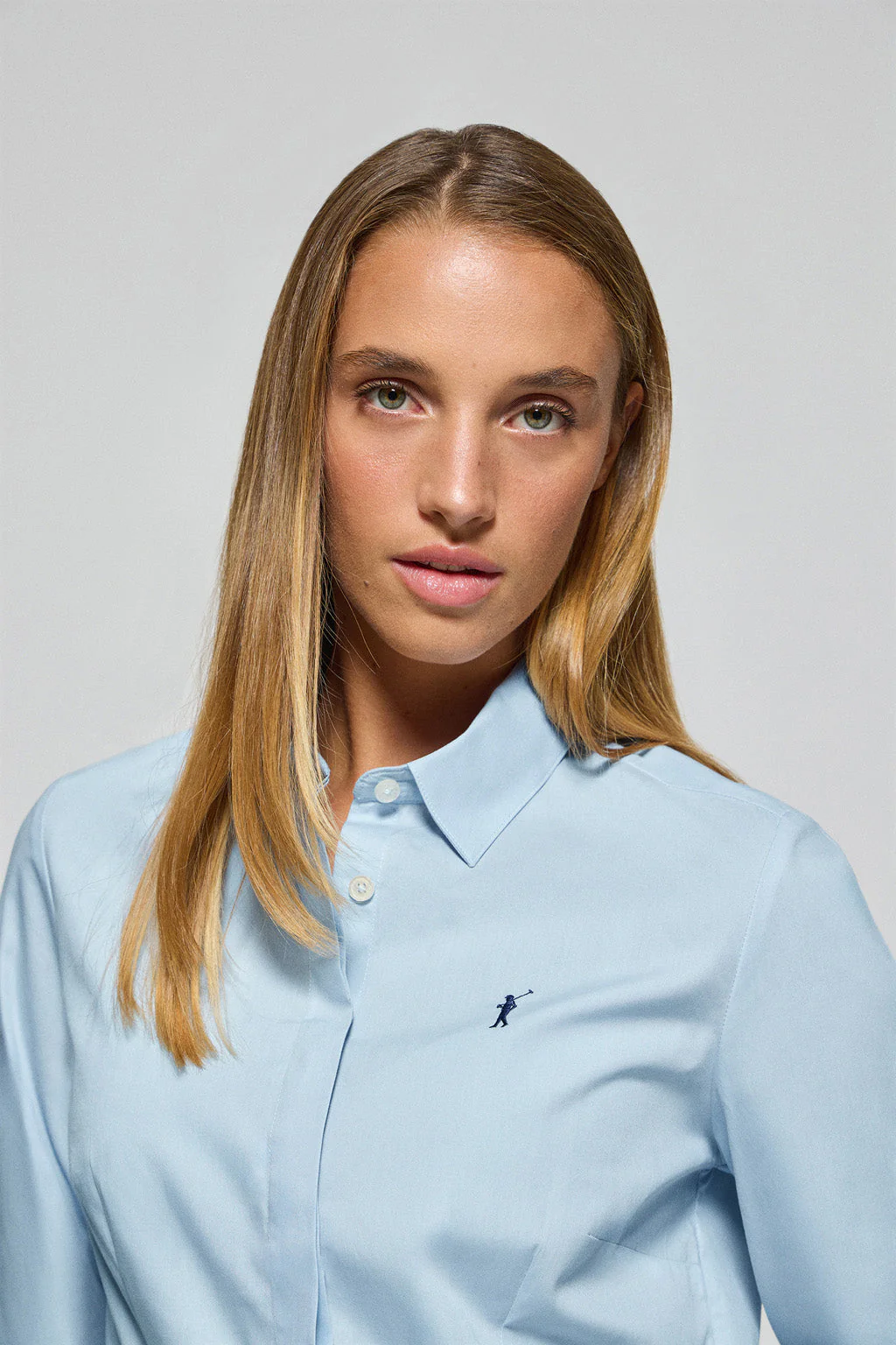 Pack de dos camisas azul celeste y blanco con logo Rigby Go - Image 8