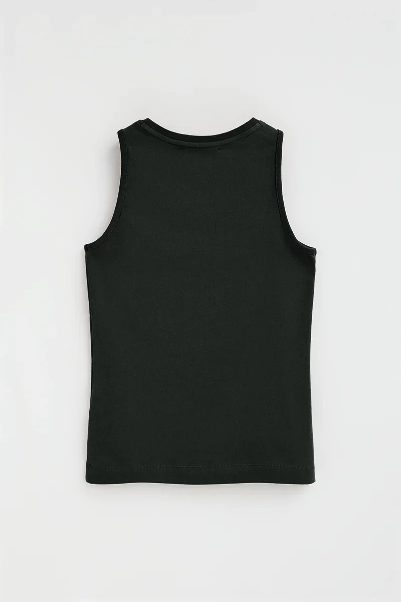 Pack mujer de dos camisetas sin manga blanca y negra de corte slim con bordado Rigby Go - Image 7