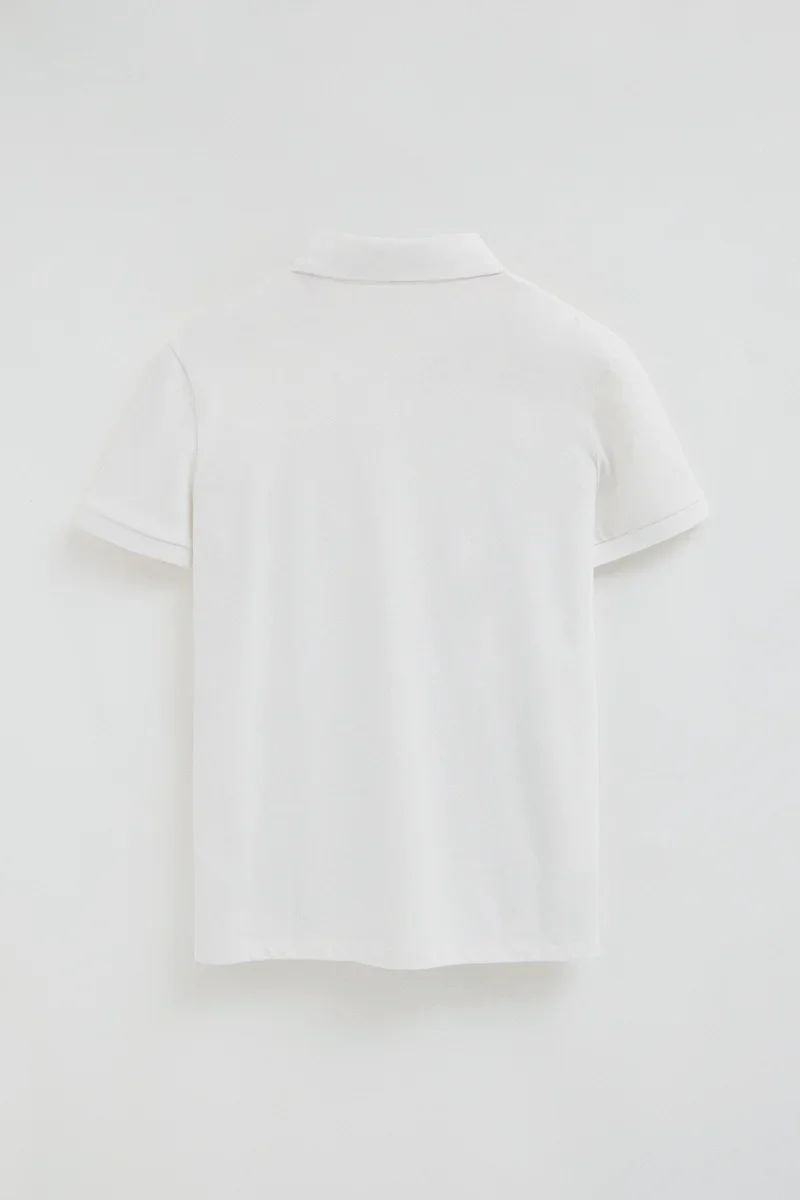 Pack hombre de tres polos negro, blanco y azul índigo de corte slim con bordado Rigby Go - Image 7