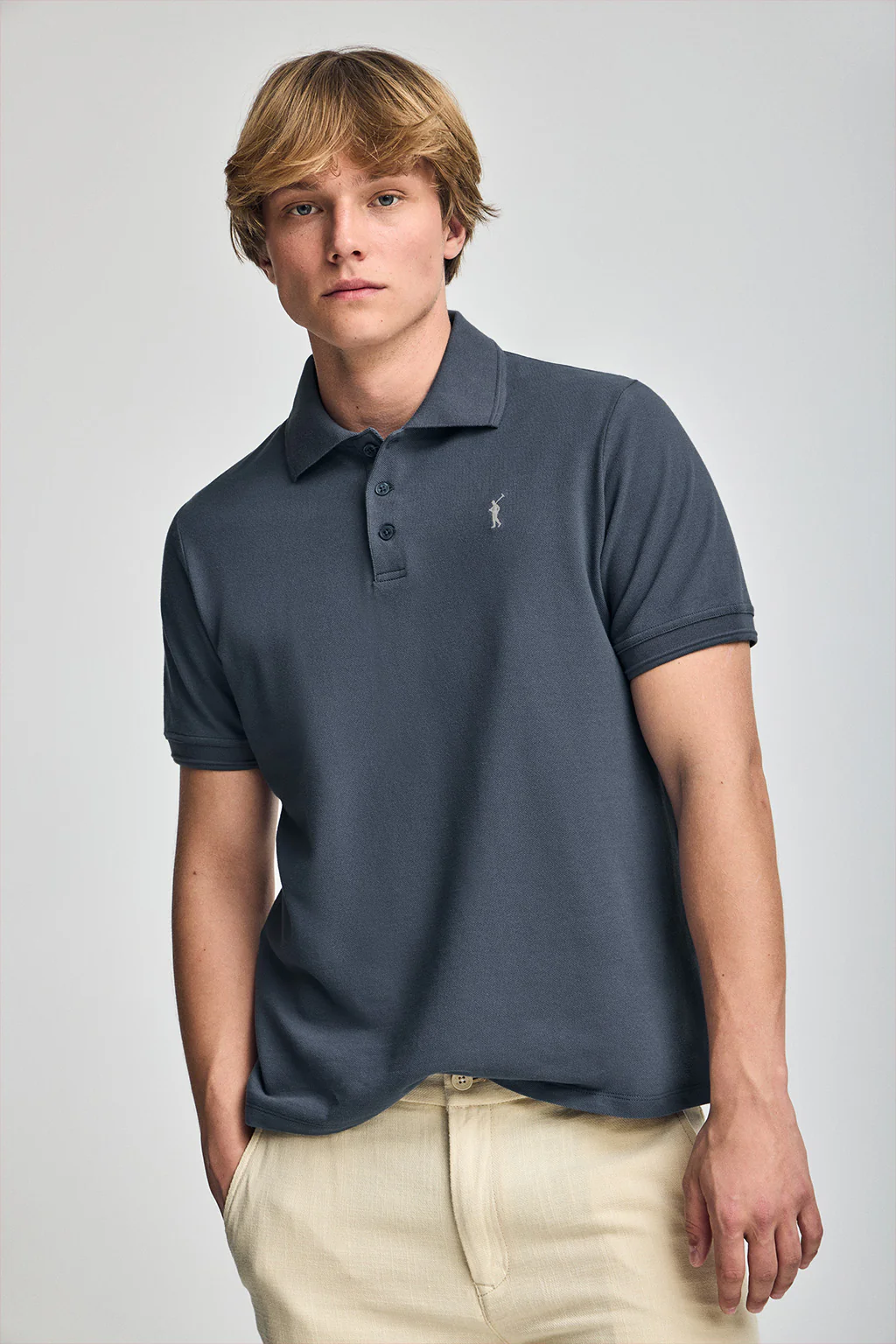 Pack de tres polos de tres botones granate, azul denim y beige con logo Rigby Go - Image 11