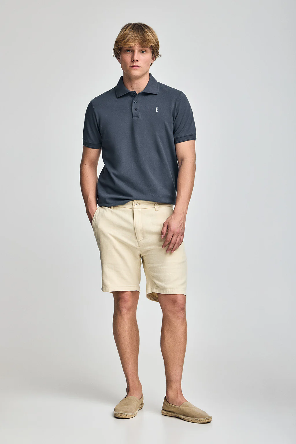 Pack de tres polos de tres botones granate, azul denim y beige con logo Rigby Go - Image 14