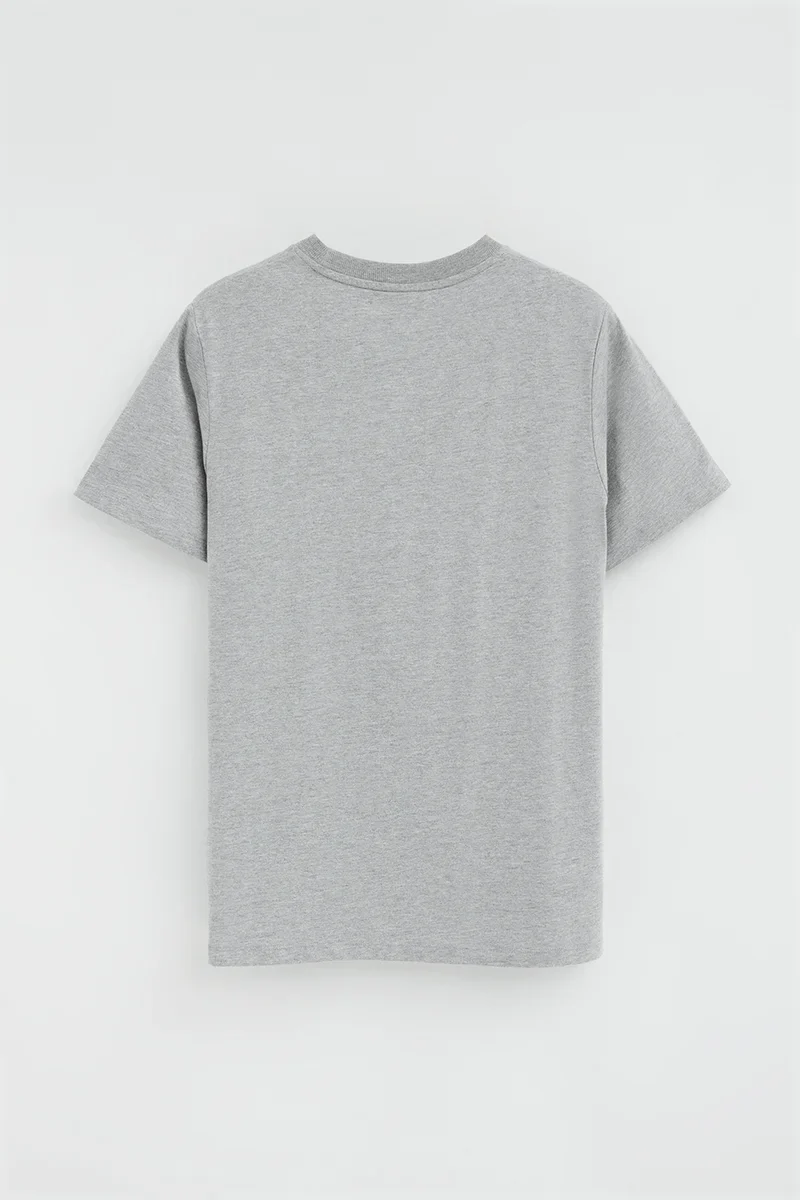 Pack hombre de tres camisetas azul marino, blanca y gris vigoré de manga corta y bordado Rigby Go - Image 4
