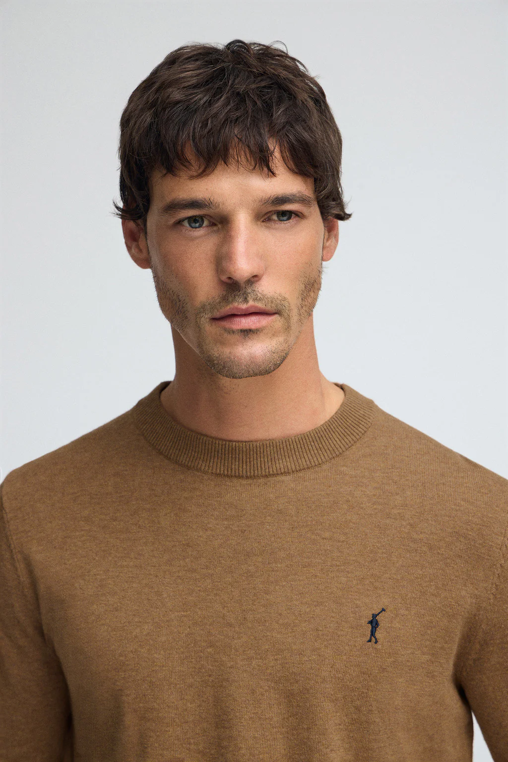 Pack hombre de tres jerseis negro, azul marino y camel vigoré de algodón con cuello redondo y bordado Rigby Go - Image 3