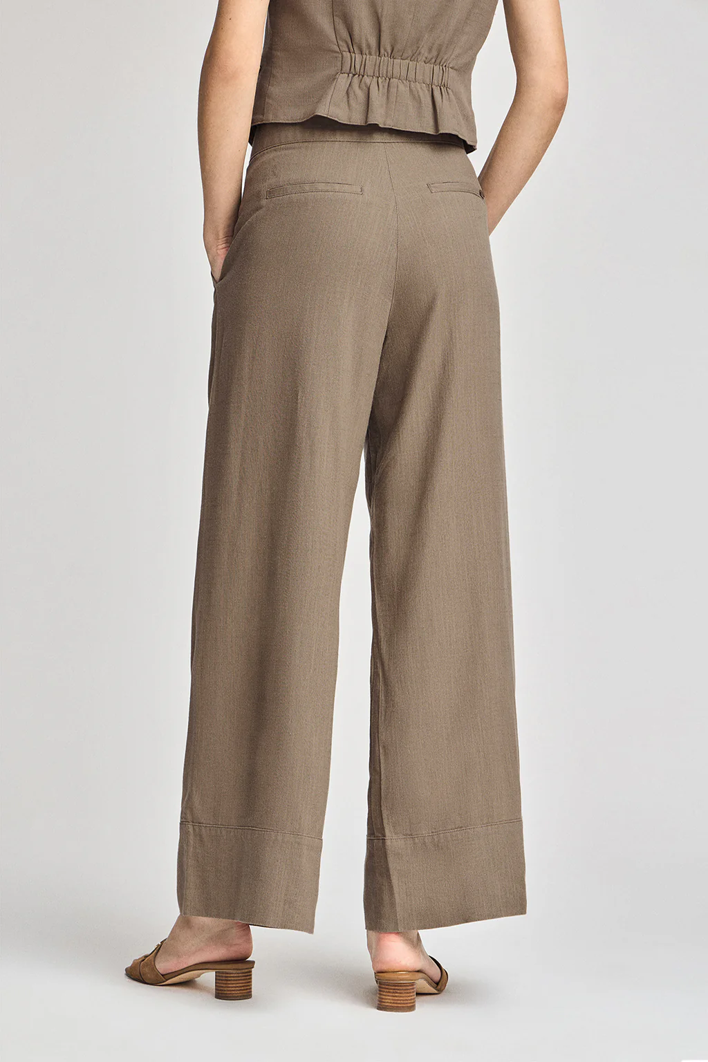 Pantalón color taupe Deia de algodón y lino con detalles Polo Club - Image 5