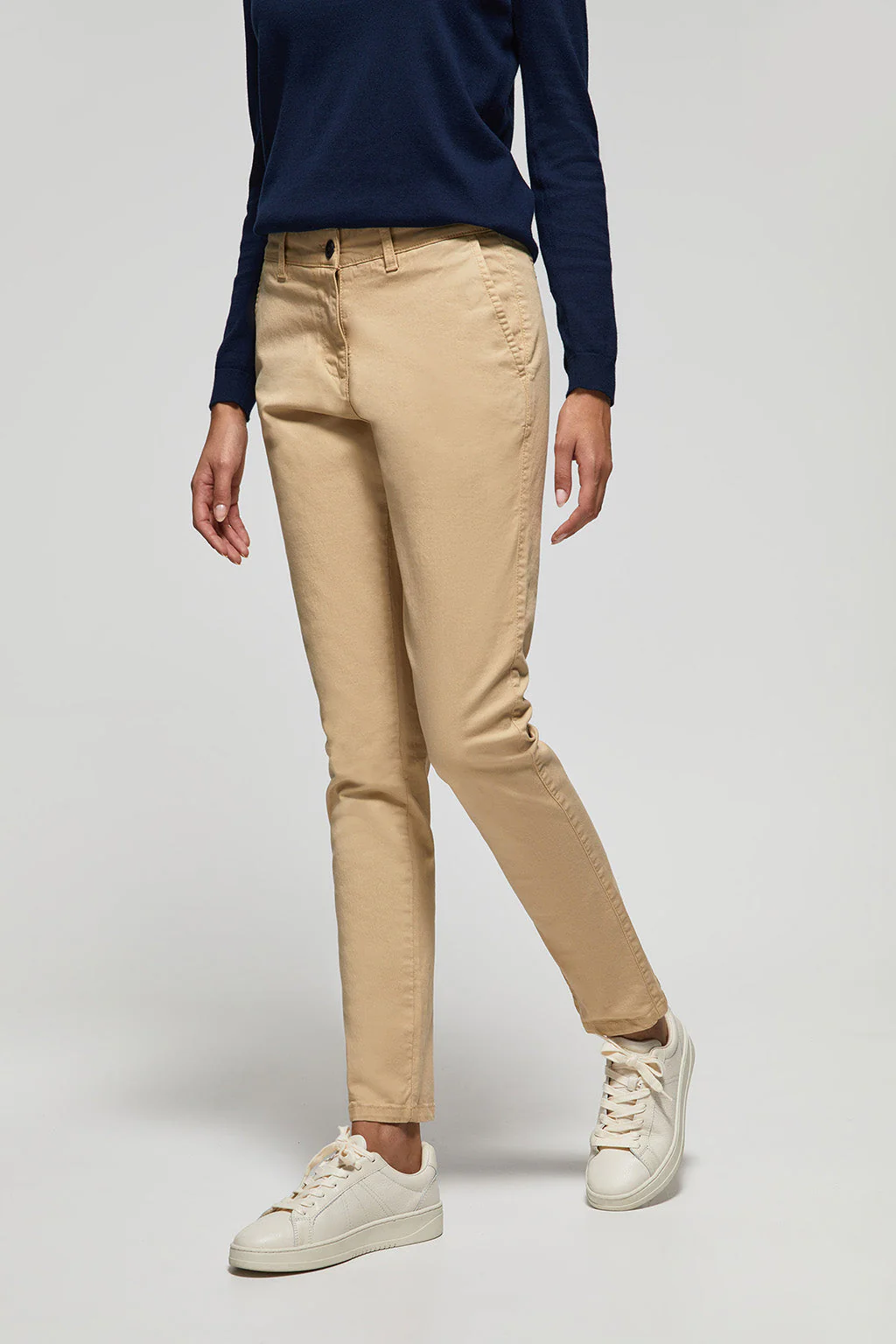 Pantalón chino Slim fit color arena con detalle Polo Club - Image 3