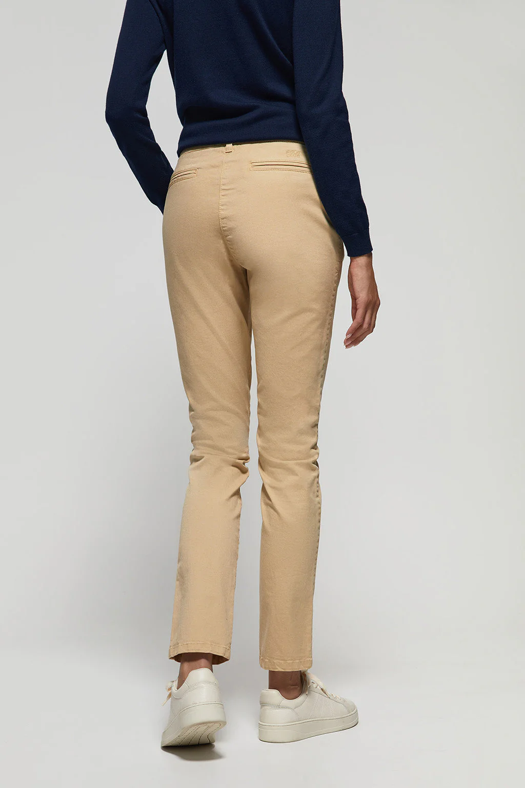 Pantalón chino Slim fit color arena con detalle Polo Club - Image 4