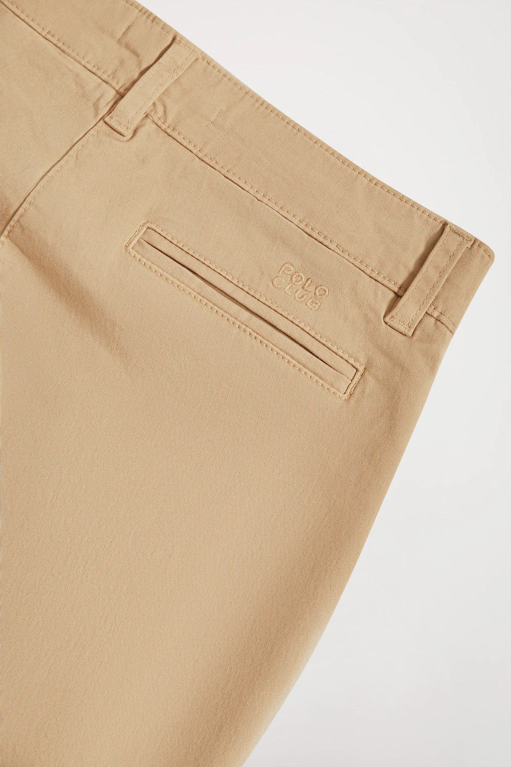 Pantalón chino Slim fit color arena con detalle Polo Club - Image 7