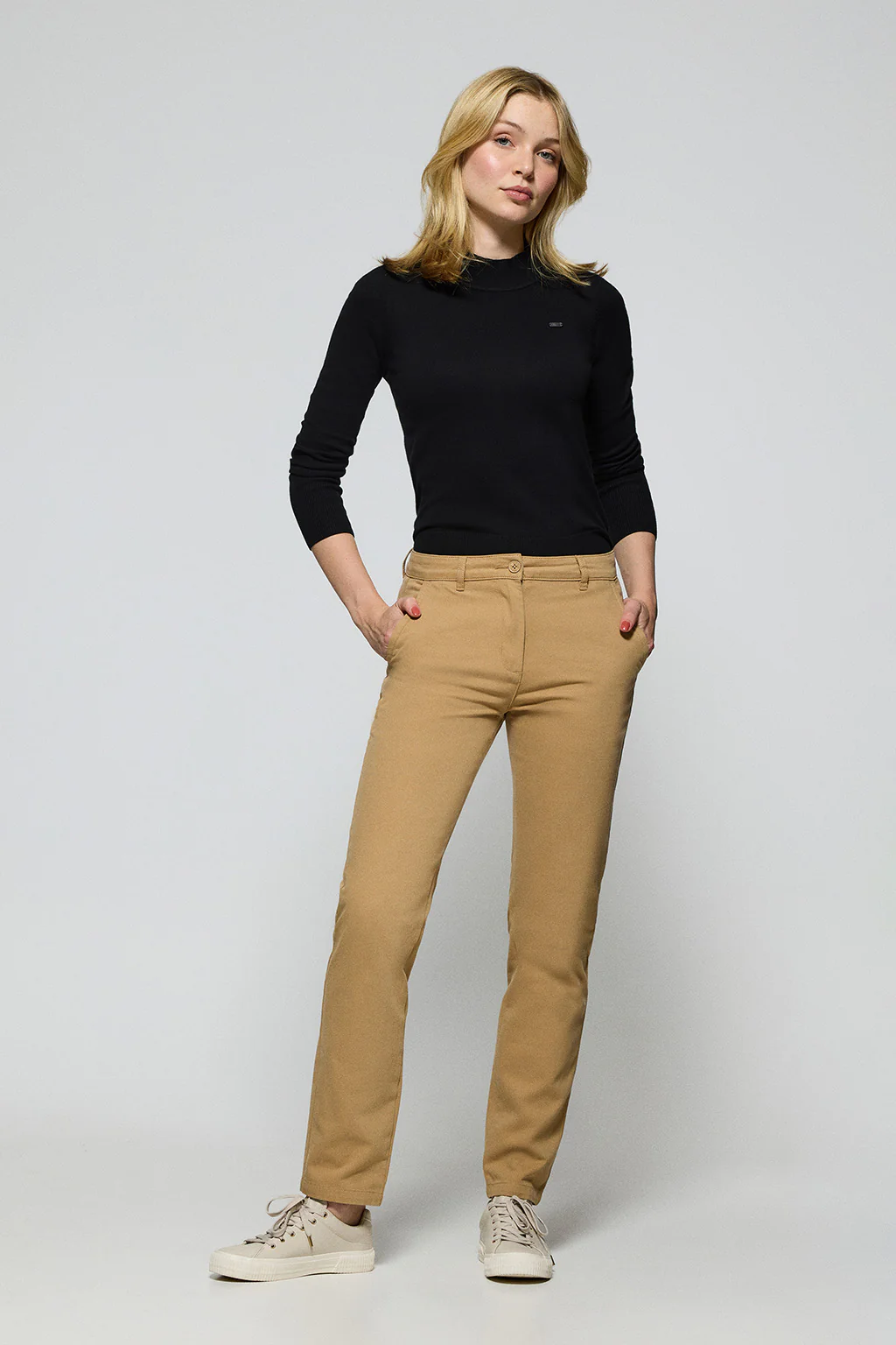 Pantalón chino May color arena con bordado en bolsillo minimal Polo Club